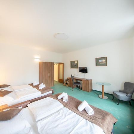Hotel Bergwirt Schoenbrunn ウィーン エクステリア 写真
