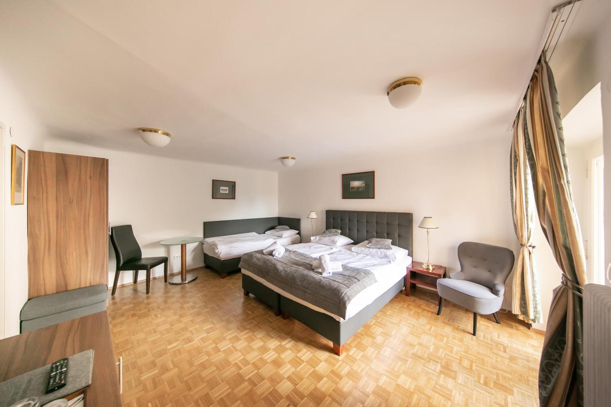 Hotel Bergwirt Schoenbrunn ウィーン エクステリア 写真