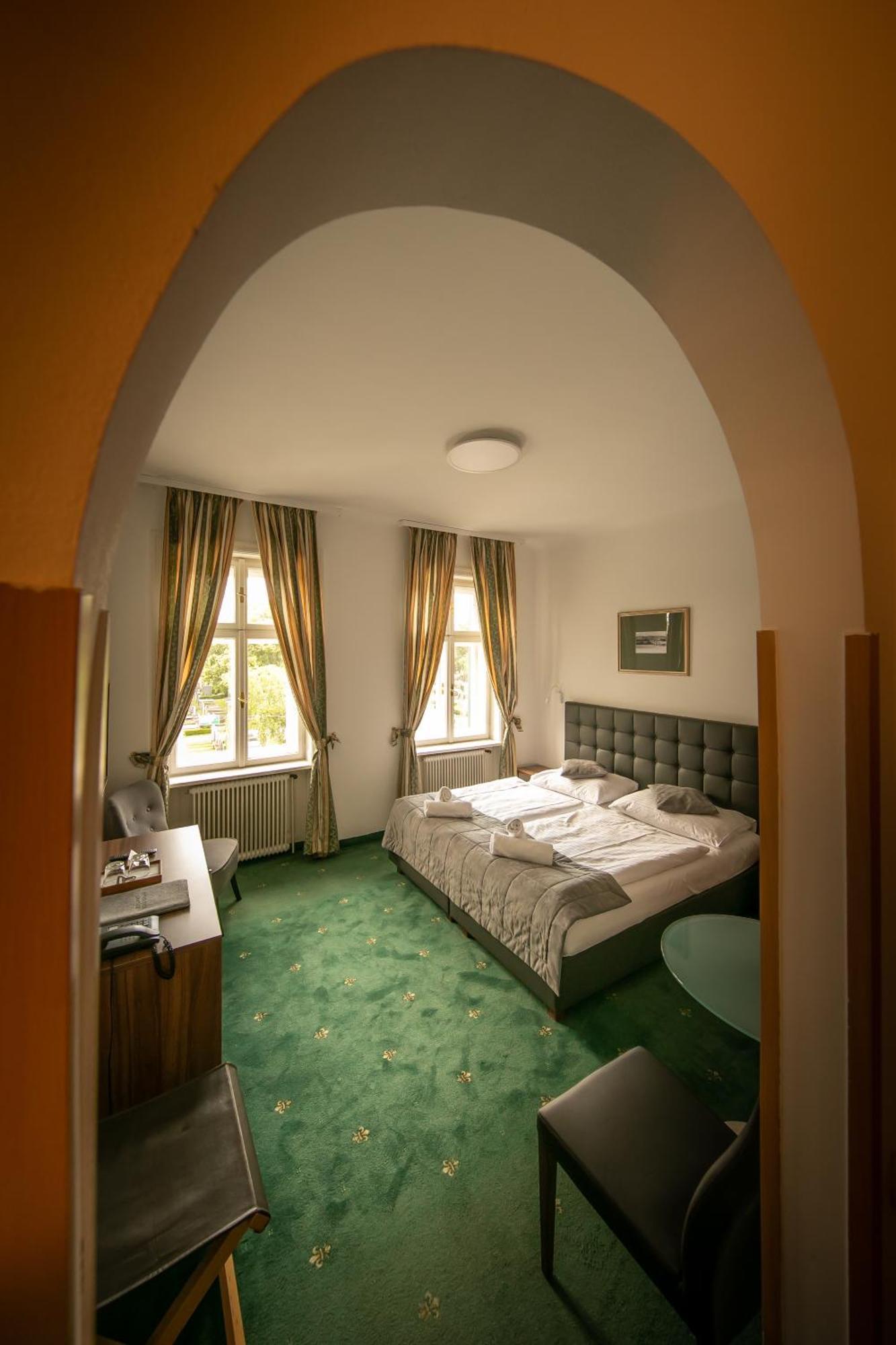 Hotel Bergwirt Schoenbrunn ウィーン エクステリア 写真