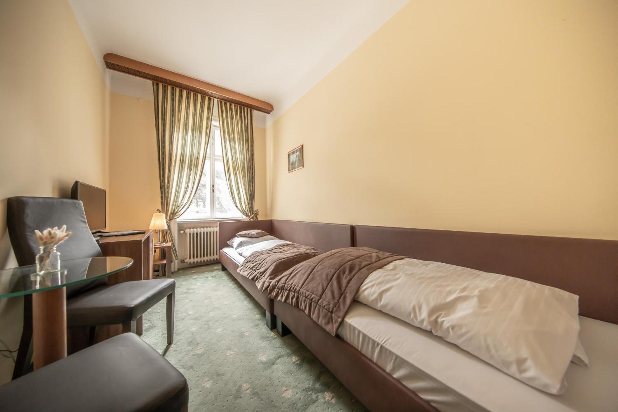 Hotel Bergwirt Schoenbrunn ウィーン エクステリア 写真