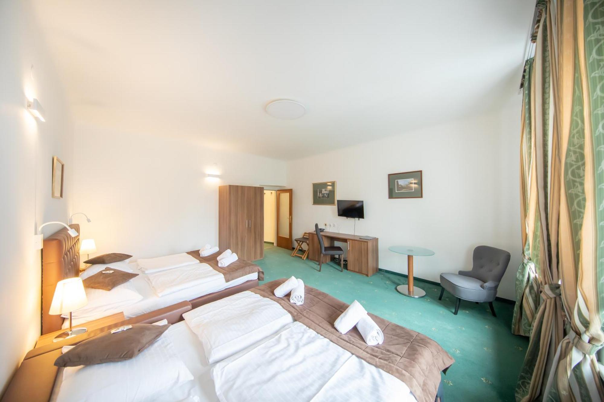 Hotel Bergwirt Schoenbrunn ウィーン エクステリア 写真