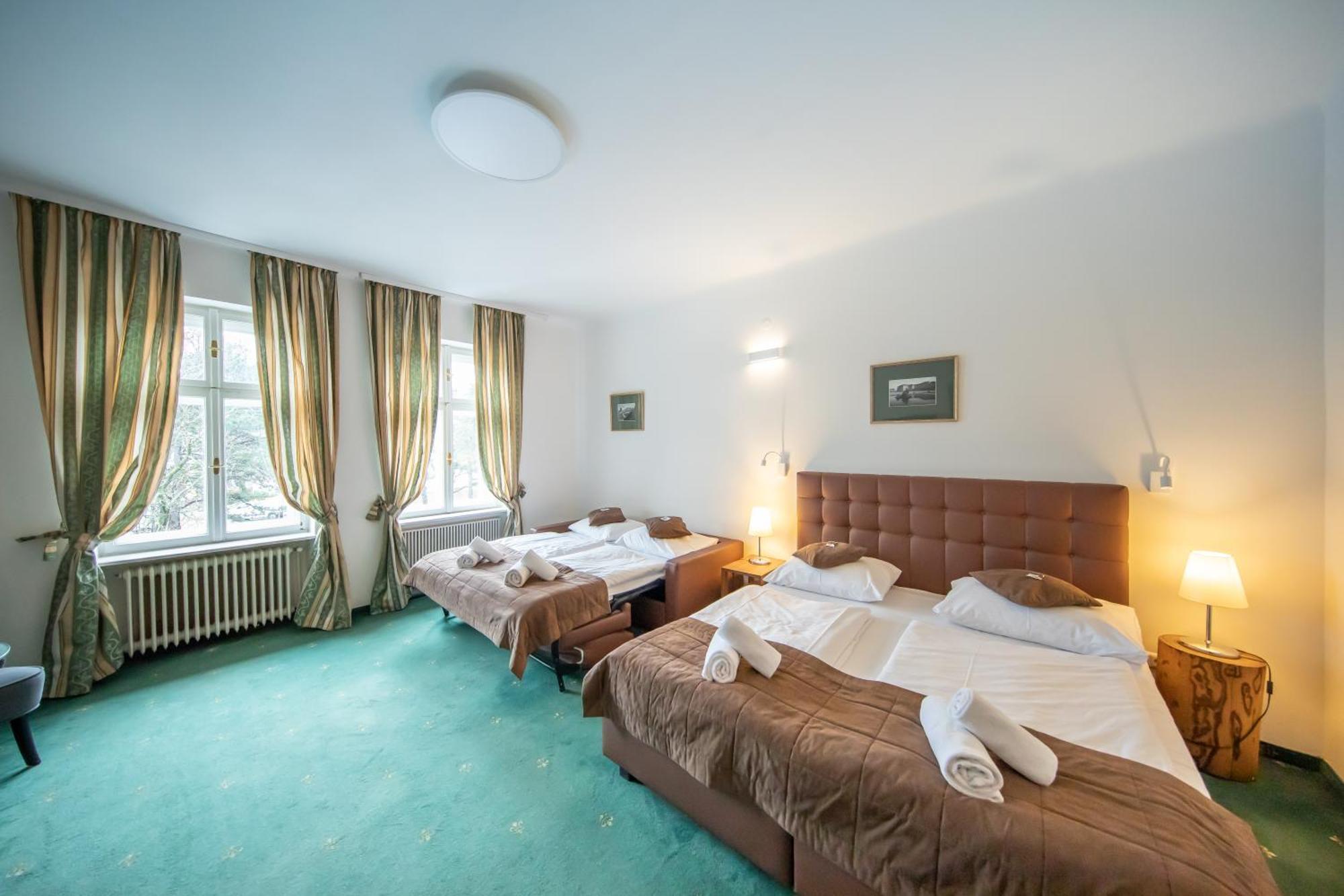 Hotel Bergwirt Schoenbrunn ウィーン エクステリア 写真